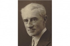 1_Portrait-entier-de-Maurice-Ravel