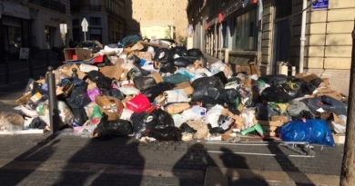 Marseille, pictures of the garbage collectors winning strike